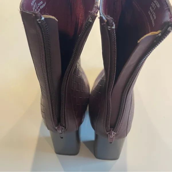 Journee Collection Women’s Boots Size 9 Wine Square Toe Block Heel Back Zip Up - Image 9