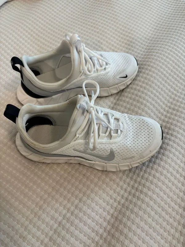 Nike tennis shoes - Image 2