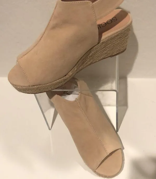 Tan new 6.5M Size 7.5 - Image 2