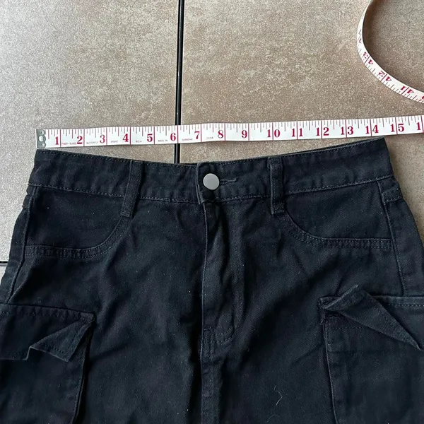 Source Unknown Black low rise cargo mini skirt - Image 3