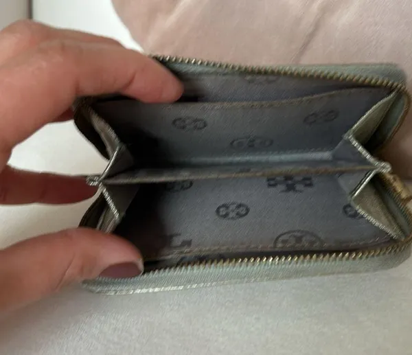 Tory Burch wallet flaws noted and minor stains. - Image 2