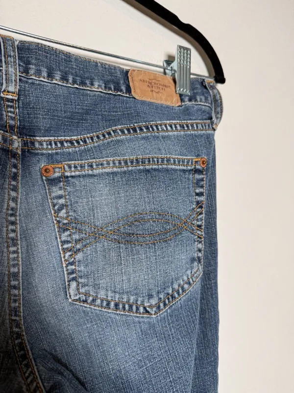 Abercrombie & Fitch Women's Flared Blue Denim Jeans - Image 3