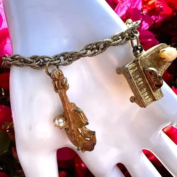 Vintage gold tone faux pearl instrument charm bracelet - Image 4