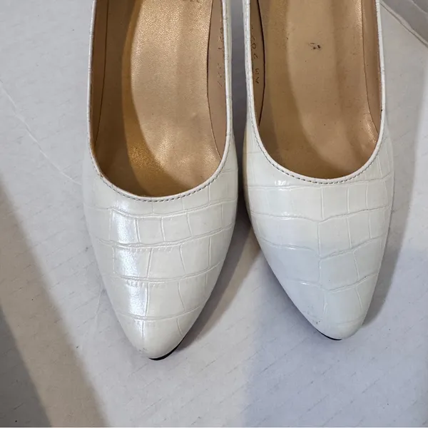 Burberry Vintage White Leather Pumps Heels Womens 5.5 Classic Preppy Luxury - Image 7