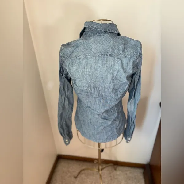 American Eagle Outfitters Distressed Chambray Button Down Size S - Image 4