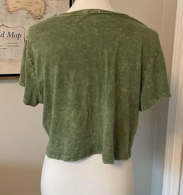 💚😍 Cutest Green Acid Wash Flowy Urban Outfitters Short Sleeve Crop Top - Image 4