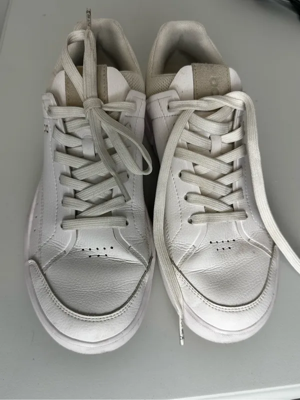 On The Roger Centre Court Tennis Sneaker‎ Women’s Sz 8 - Image 3