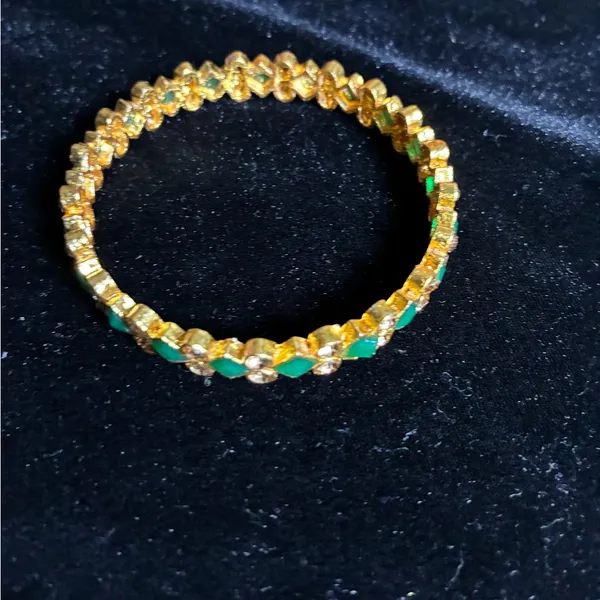 Elegant Gold and Green Bracelet - Image 3