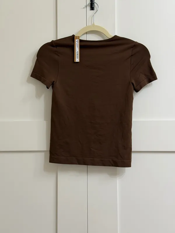 NWT Skims Soft Smoothing Seamless T-Shirt w/ Molded Cups SMALL - Image 2