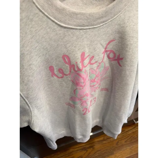 White Fox Boutique sweater features a pink floral graphic L-XL - Image 5
