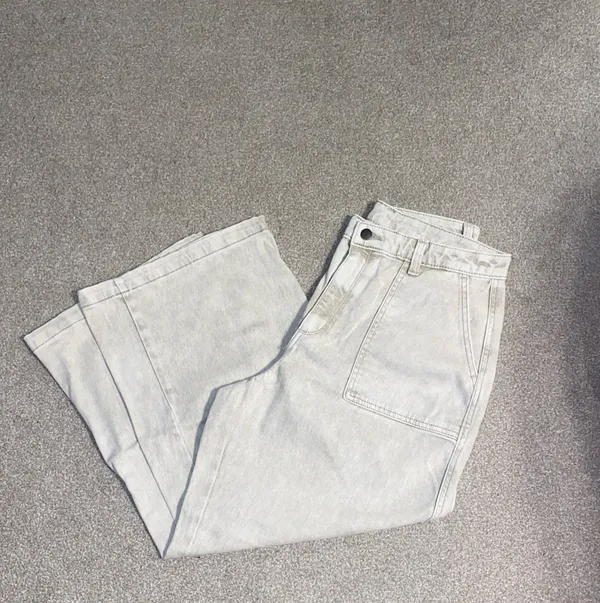 Universal Threads NWOT Cream Baggy Flare Cropped Denim Jeans - Image 2
