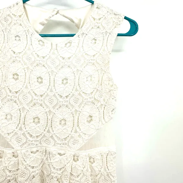 Kimchi Blue size 0‎ white mini dress crochet overlay lined peekaboo back - Image 3