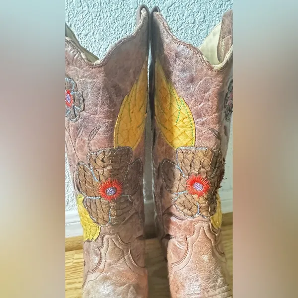 Corral Vintage Distressed Women's Daisy Overlay Cowgirl Boot Snip Toe Size 6 1/2 - Image 3