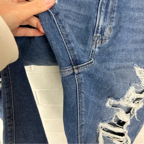 American Eagle Distressed Highest Rise Mom Jeans Size 10 - Image 8