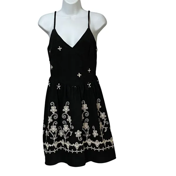 Cider Black White Floral Embroidered Mini Dress V-Neck Spaghetti Strap Medium - Image 2