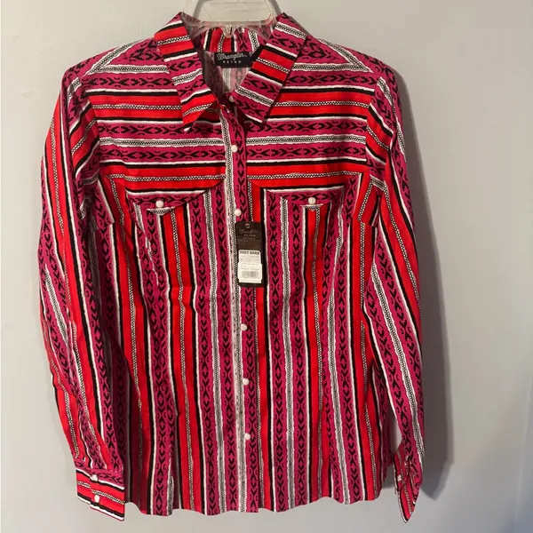 Wrangler Retro NWT Women’s pink/red tribal Button Down Shirt in size medium - Image 2