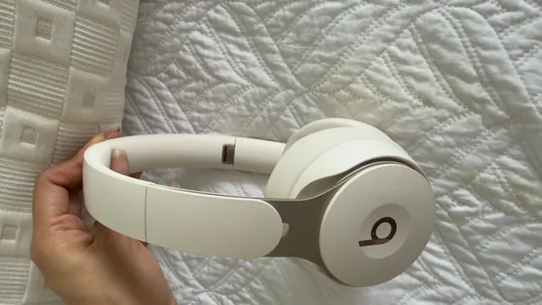Beats Solo Pro Noise Cancelling Headphones - Image 3