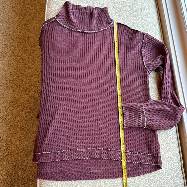 True Craft Mock Turtleneck Waffle Top with Raw Edged Trim in Maroon Size M - Image 9