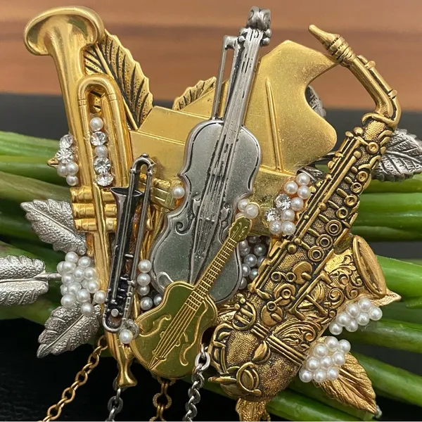 Vintage Musical Instruments Music Theme 3D Brooch 36.6g - Image 14