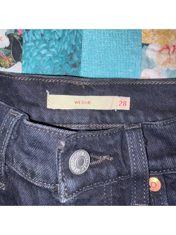 Levi's Wedgie Fit Black Denim Shorts Woman’s Size 28 Summer Denim - Image 5