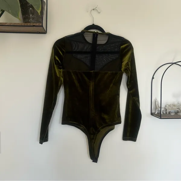 Green‎ Velvet Mesh Long Sleeve Bodysuit Size Medium - Image 2