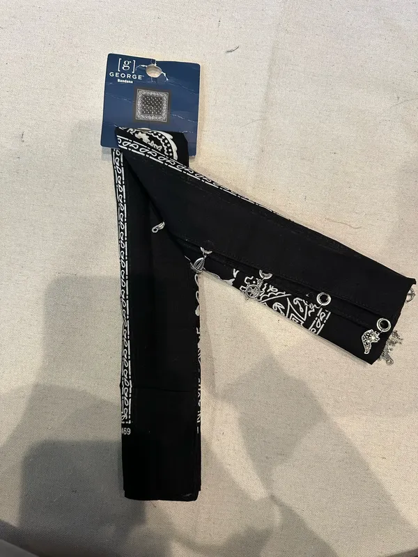 New black bandanna with silver charms - Image 7