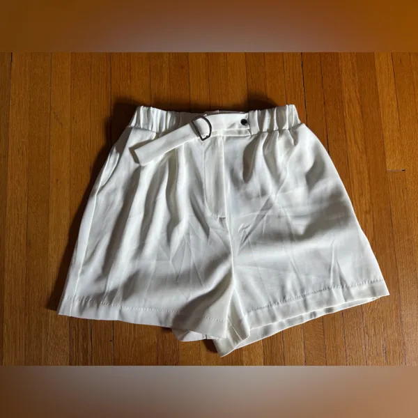 Dolce Cabo White Elastic Waist Buckle Shorts, Size L, NWT - Image 2
