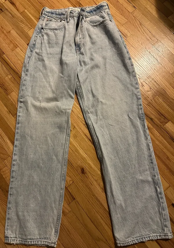 NWOT Abercrombie Curve Love High Rise Loose Jean in Light Wash - Image 2