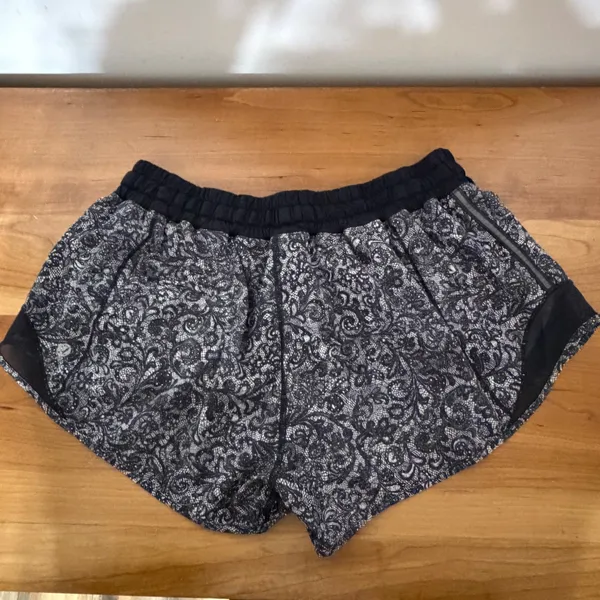 Lululemon Athletica Lace Print Running Shorts‎ Black White Mesh Trim Size 10 Reg - Image 3