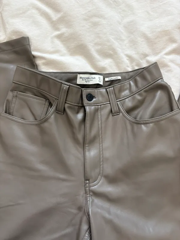 Abercrombie 90’s Relax High-Rise Vegan Pants - Image 2