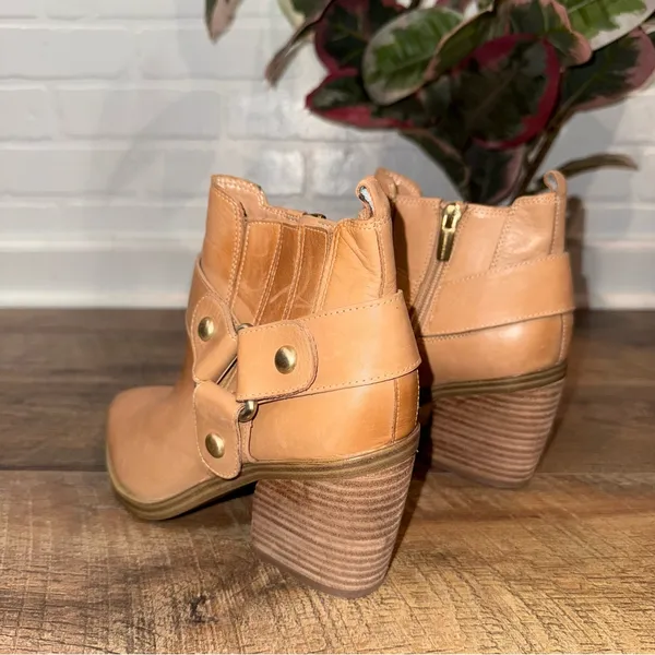 Vince Camuto Berindal Tan Leather Heeled Ankle Booties - Image 4