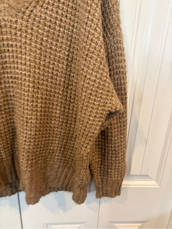 American Eagle tan oversized v neck sweater size XL - Image 4