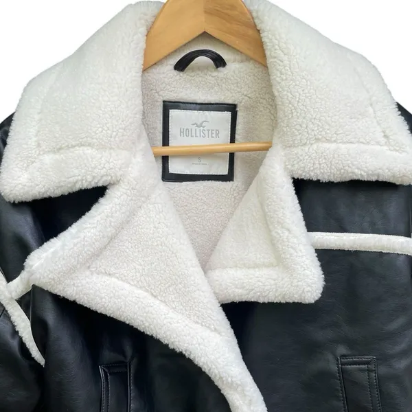 Hollister Cropped Moto Jacket S Black Vegan Leather Faux Fur Sherpa Lined Y2K - Image 4