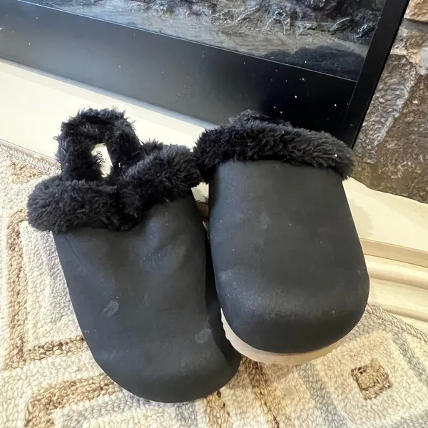 NWT Aerie Black Fuzzy Clogs/Slippers Size 6 - Image 3
