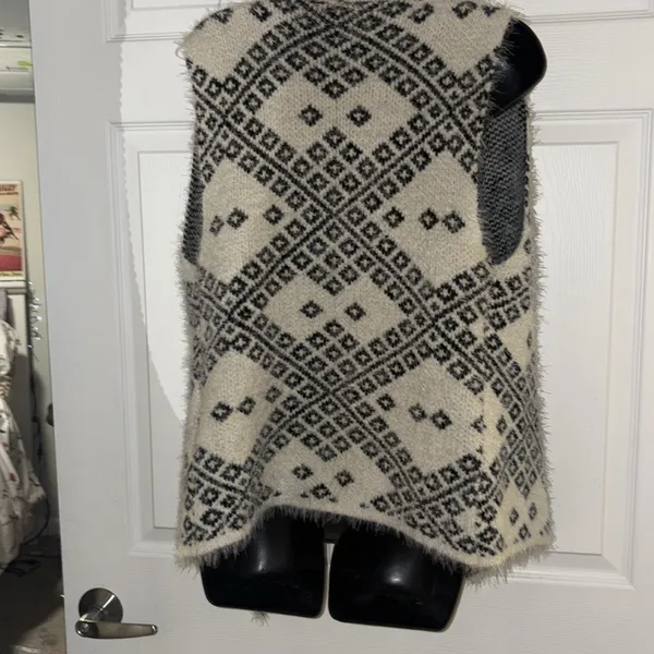 Geometric Patterned Black and Cream Sweater vest Size M - Image 7