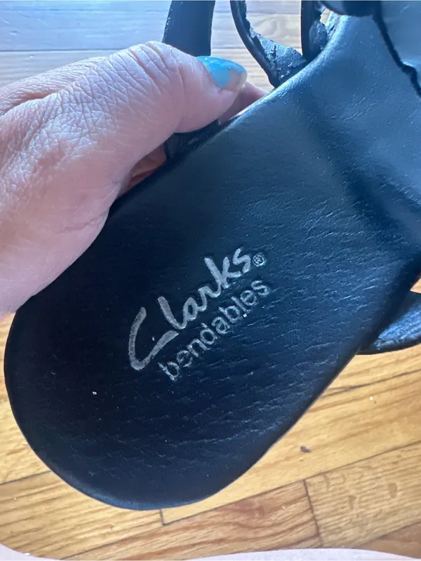 Clarks Bendables Black Leather Strappy Slide Sandals 9M Low Heel Rivet Accents - Image 3