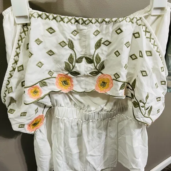 Gimmicks BKE Embroidered Floral Off‎ The Shoulder Top. Size Small - Image 5