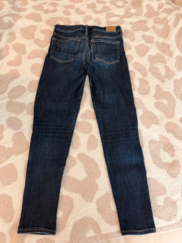 American Eagle High-Waisted Jeans - Image 4