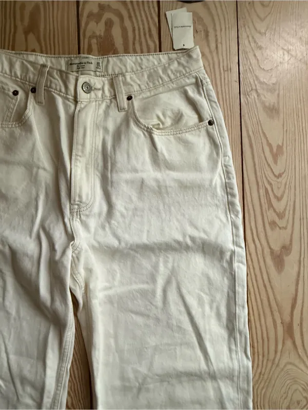Abercrombie & Fitch The Loose High Rise Jeans 30 - stain on back pocket nwt - Image 2