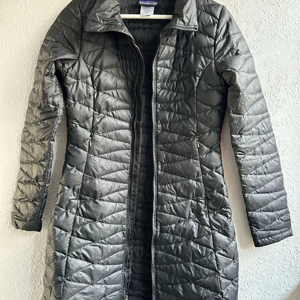 Patagonia Women's Black Puffer Coat - Image 9