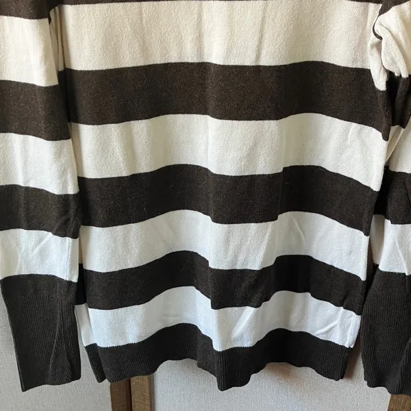 FINAL MARKDOWN GAP Chocolate striped Knit Pullover large - Image 9