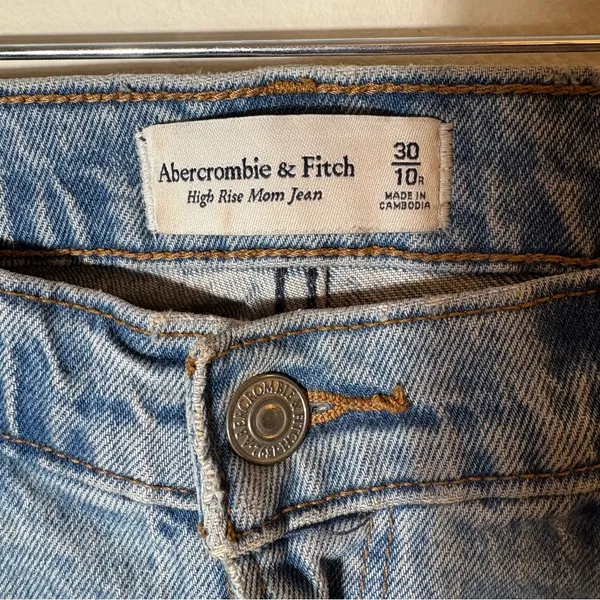 Abercrombie & Fitch High Rise Mom Jeans‎ Distressed Light Wash Size 30 / 10R - Image 4