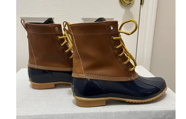 NWOB G.H. Bass & Co. Six Eyelet Waterproof Duck Boots Navy and Brown Women's 7 - Image 3