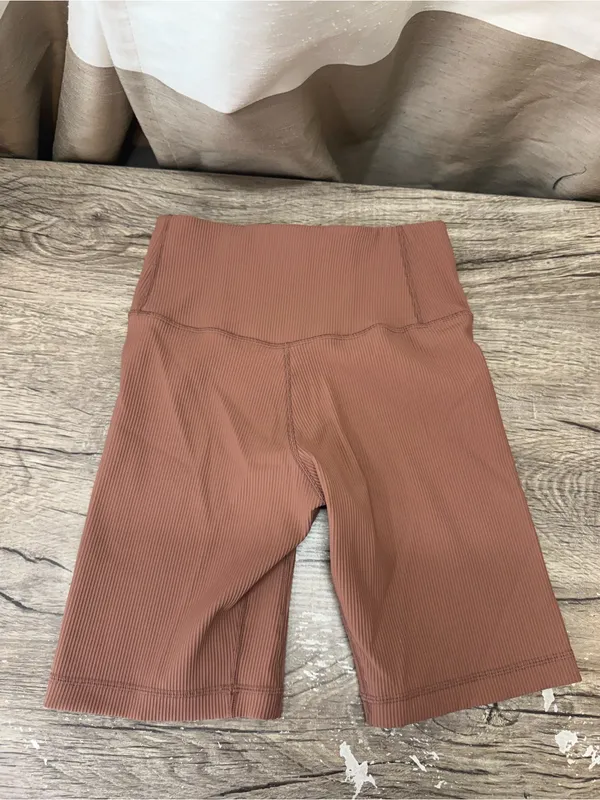 CREAM YOGA HARPER ROSE TAUPE BIKER‎ SHORTS 8" size small - Image 2