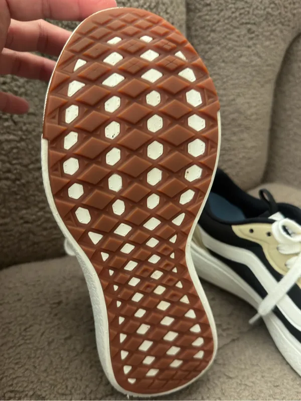 the Vans UltraRange EXO sneakers in a beige and black colorway unisex 7.5 W - Image 9