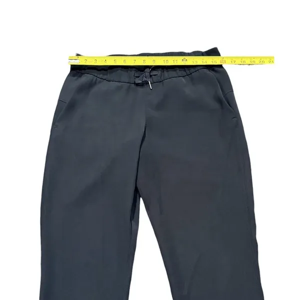 Lululemon On The Fly Woven Pants Women's Size 8 Black 28"‎ Inseam Wrinkle Free - Image 4