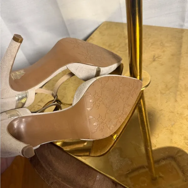 Brenda Zaro Elegant Tan and Gold Heels with Metallic Accents 7.5 - Image 4