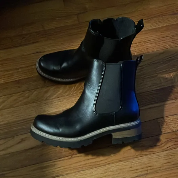 Universal Thread black boots with wood heels and rubber soles - Image 2