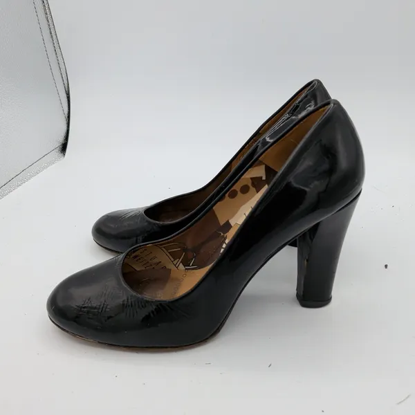 Stuart Weitzman Black Patent Leather Round Toe Block Heel Pump Womens 8.5M EU 39 - Image 2