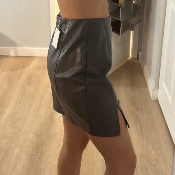 MANGOPOP Grey Faux Leather Slit Skirt - Image 4